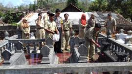 TABUR BUNGA DI MAKAM PARA LURAH