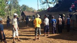 Gotong Royong Bongkar Rumah Mbah Rugi