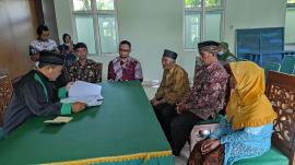 Lurah Ngestirejo Menjadi Saksi Pernikahan Mbah Imo dan Mbah Rajem