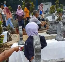 Tradisi Ziarah Kubur Menhelang Idul Fitri