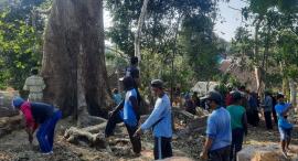 Warga Walikangin Kerja Bakti Bersihkan Ranting Pohon