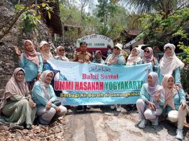Droping Air Dari Ibu Ibu Kelompok Ummi Hasanah Yogyakarta di Padukuhan Mrico