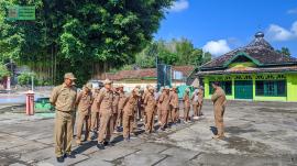 Apel Hari Senin: Wujud Disiplin dan Komitmen Pamong Kalurahan Ngestirejo