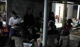 Wujud Kepedulian, Warga Gatak II Jenguk Tetangga yang Sedang Sakit